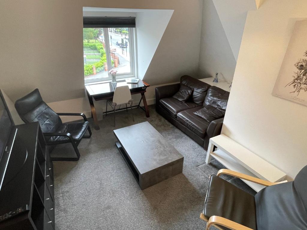 ein Wohnzimmer mit einem Sofa und einem Tisch in der Unterkunft 2 Bedroom 2 bathroom Apartment 8 including free parking in Bromley