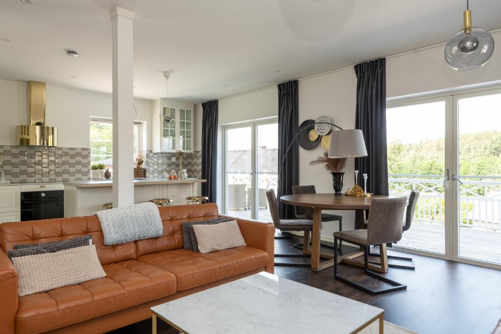 een woonkamer met een bank en een tafel bij The Rose Valley in Göteborg