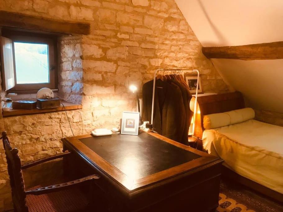 a bedroom with a desk and a bed in a room at Manoir de Pimelles-Bourgogne-Chablis-2h15 Paris 