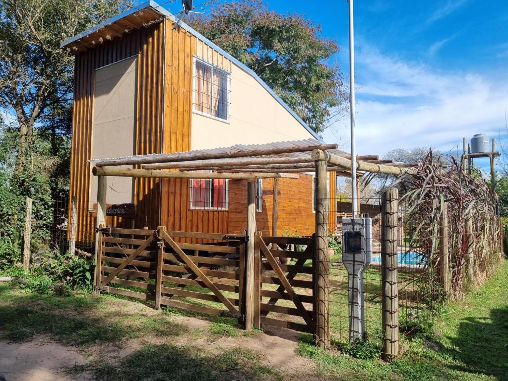 een kleine hut met een hek en een parkeermeter bij Cabaña La Querida in Santa Rosa