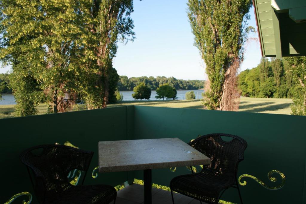 Výhled na řeku, která protéká v blízkosti hotelu