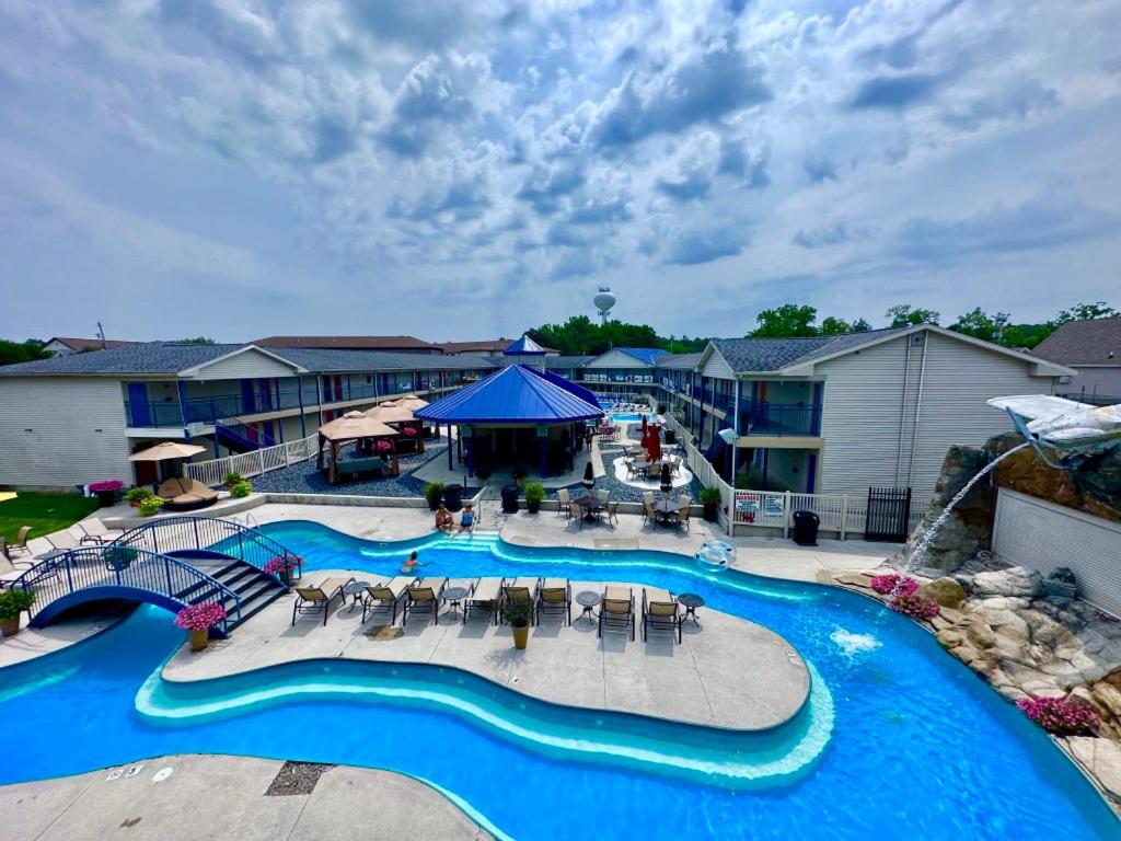 einen Luftblick auf einen Pool in einem Resort in der Unterkunft Islander Inn in Put-in-Bay