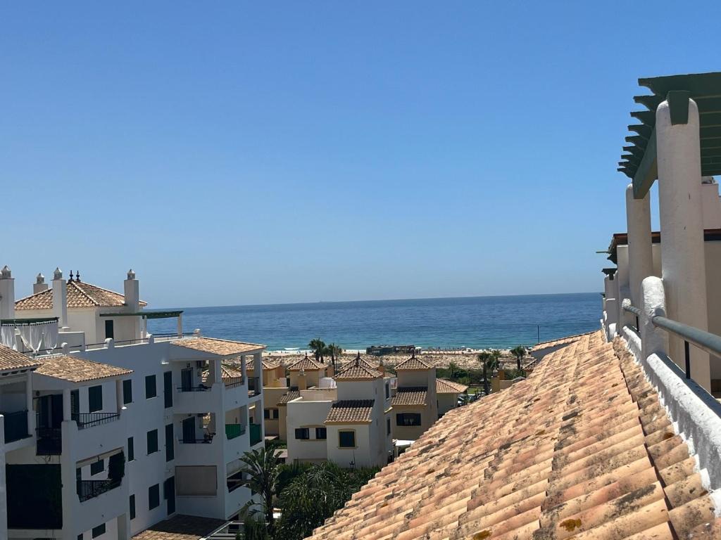 - une vue sur l'océan depuis le toit d'un bâtiment dans l'établissement Almadraba Suite Ático duplex, à Zahara de los Atunes