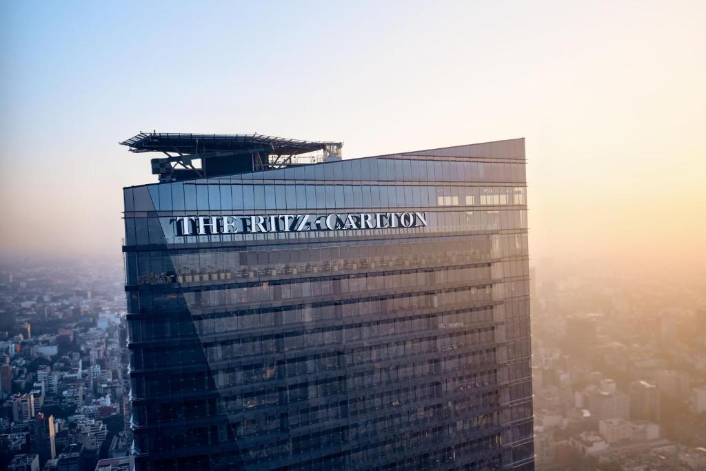 un edificio con un cartel en la parte superior en The Ritz-Carlton, Mexico City en Ciudad de México