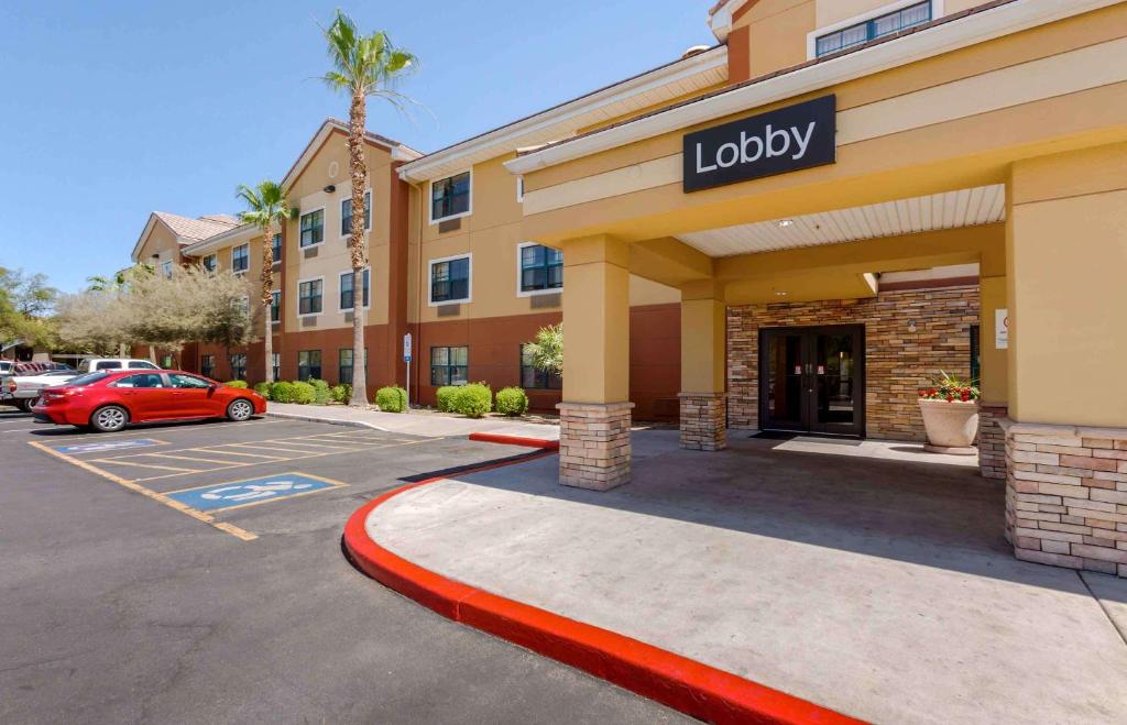 a luxury hotel parking lot with a lobby at Extended Stay America Suites - Phoenix - Airport in Phoenix