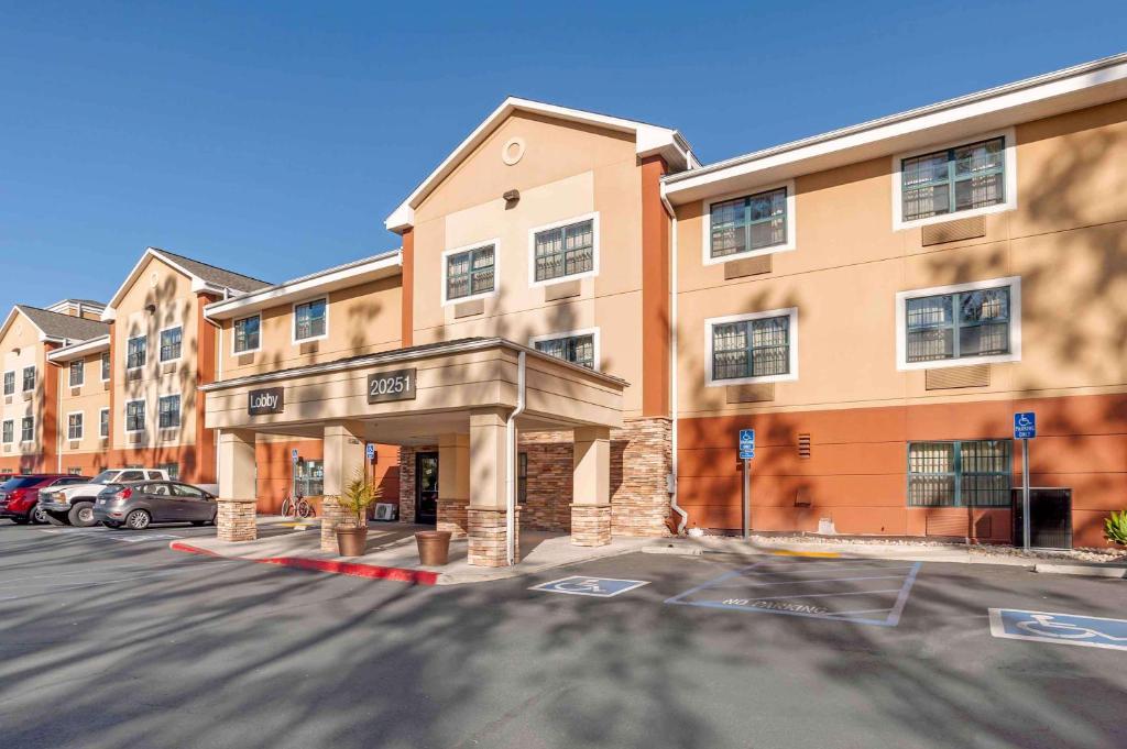 un aparcamiento vacío frente a un edificio en Extended Stay America Suites - Orange County - Lake Forest, en Foothill Ranch