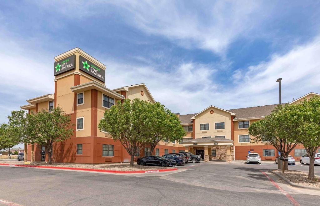 un hôtel avec un parking dans l'établissement Extended Stay America Suites - Amarillo - West, à Amarillo