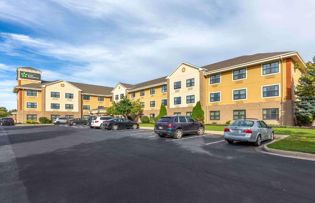 un estacionamiento con autos estacionados frente a un edificio en Extended Stay America Suites - Cleveland - Brooklyn en Brooklyn