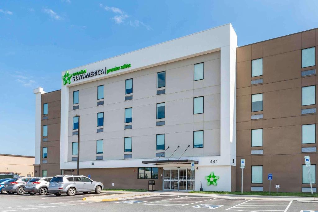 un edificio de oficinas con coches estacionados en un estacionamiento en Extended Stay America Suites - Colonial Heights - Fort Lee en Colonial Heights