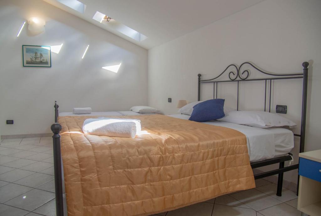 una camera con un grande letto con struttura metallica di La Spezia Vezzano 5 terre - Il Ciliegio a Vezzano Ligure