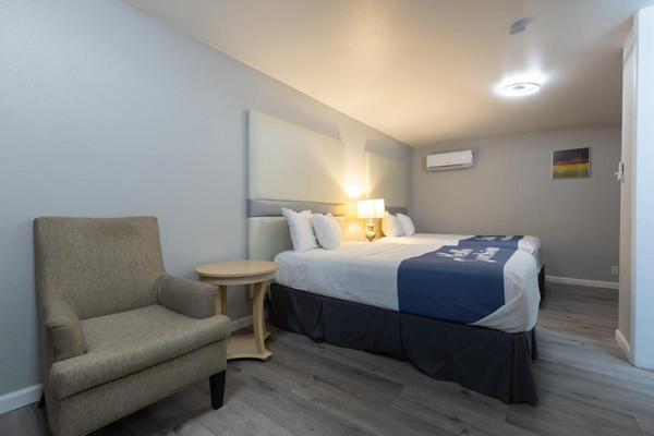 Кровать или кровати в номере Sunglow Motel