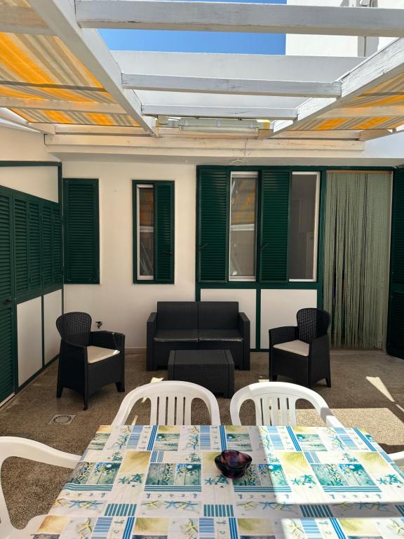 ein Zimmer mit 2 Tischen und Stühlen und einem Sofa in der Unterkunft Perla Marina in Capitolo