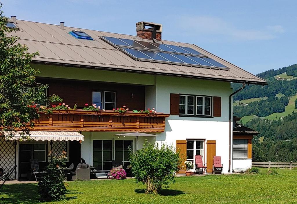 シェーナウ・アム・ケーニッヒスゼーにあるFerienwohnungen Andreaの屋根に太陽光パネルを敷いた家
