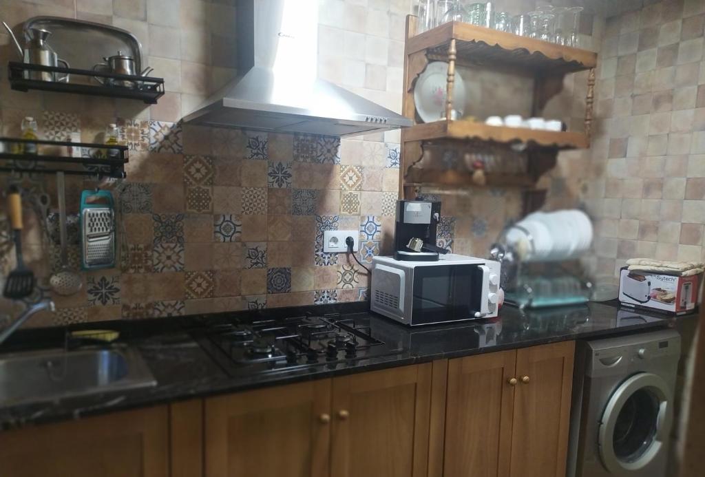 una cucina con fornelli e microonde di Casa Haza San Luis a Riópar