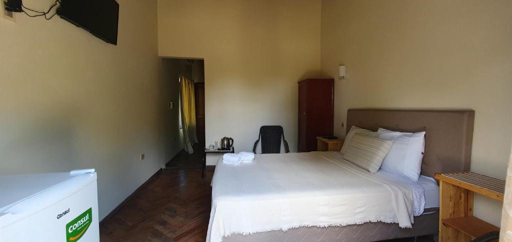 a bedroom with a white bed in a room at Tower Suites in Paraguarí
