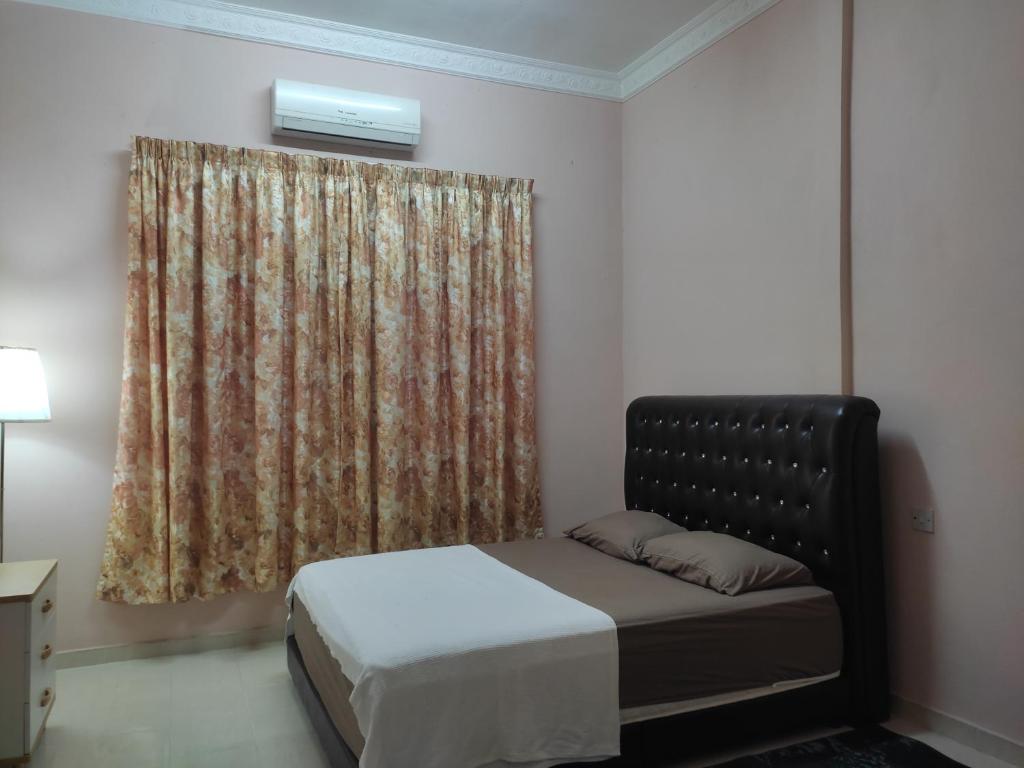 Postel nebo postele na pokoji v ubytování Megat Homestay