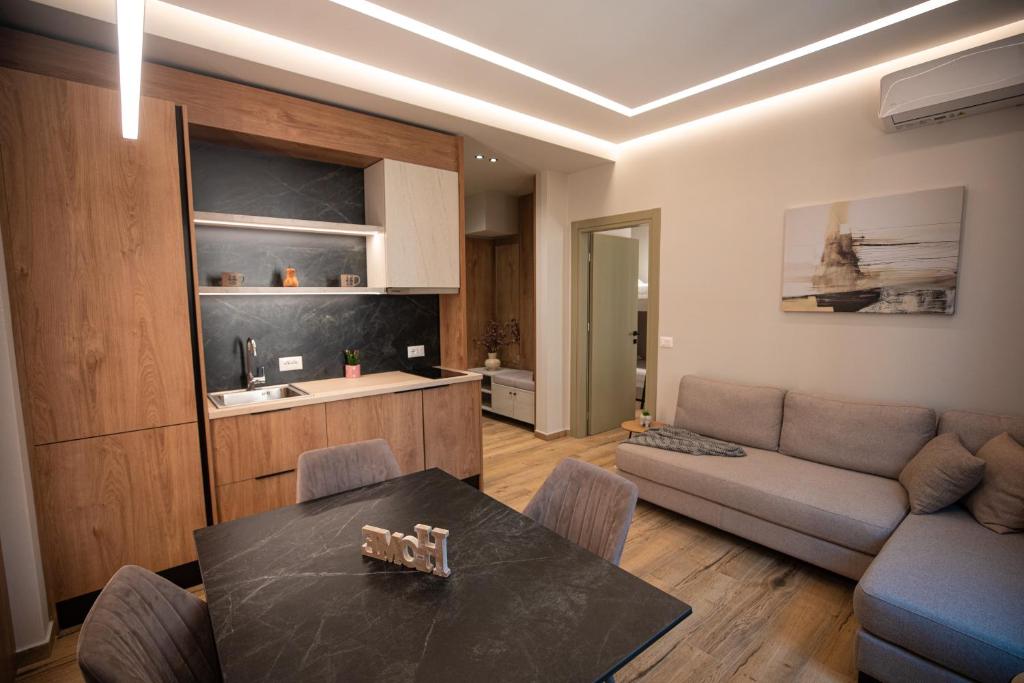 ein Wohnzimmer mit einem Tisch und einem Sofa in der Unterkunft Vlore Luxury Apartaments "FAEL" in Vlorë