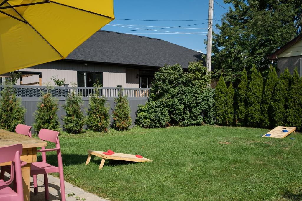 Zahrada ubytování The Darcie House - cozy, pet-friendly home in PEC