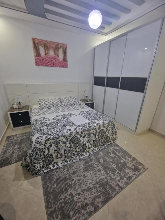 Katil atau katil-katil dalam bilik di Fabuleux Appart a Larache avec confort exceptionnel et propreté souhaitée