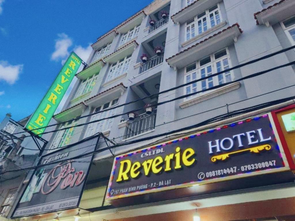 budynek z znakiem dla hotelu w obiekcie REVERIE HOTEL w mieście Da Lat