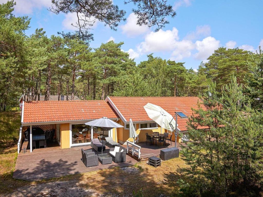 una imagen de una casa con terraza en Holiday home Nexø X en Vester Sømarken