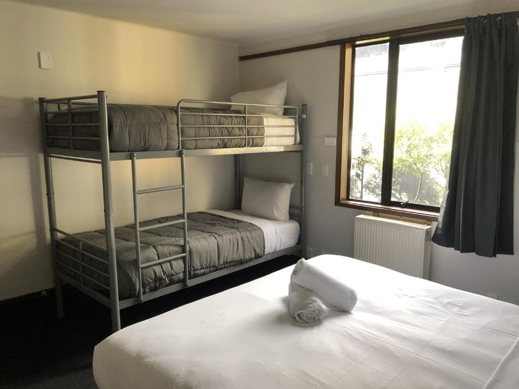 Postel nebo postele na pokoji v ubytování Pinewood Queenstown