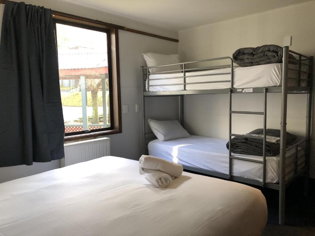 Postel nebo postele na pokoji v ubytování Pinewood Queenstown