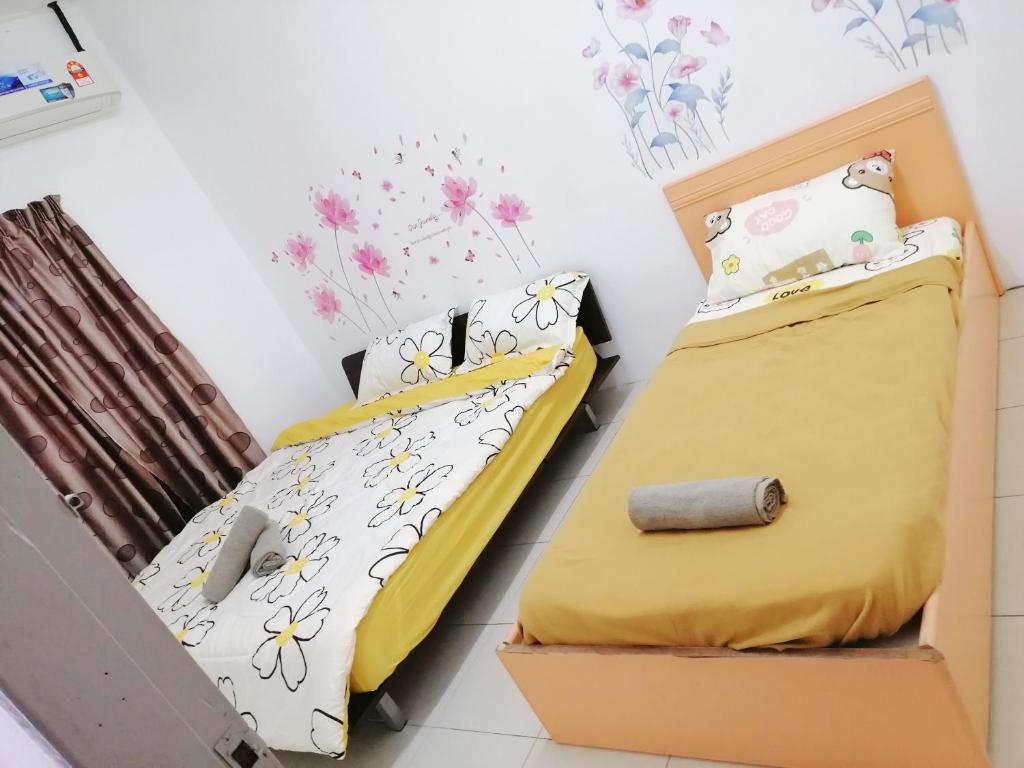 2 camas en una habitación con caja en Destiny Homestay, en Sungai Petani