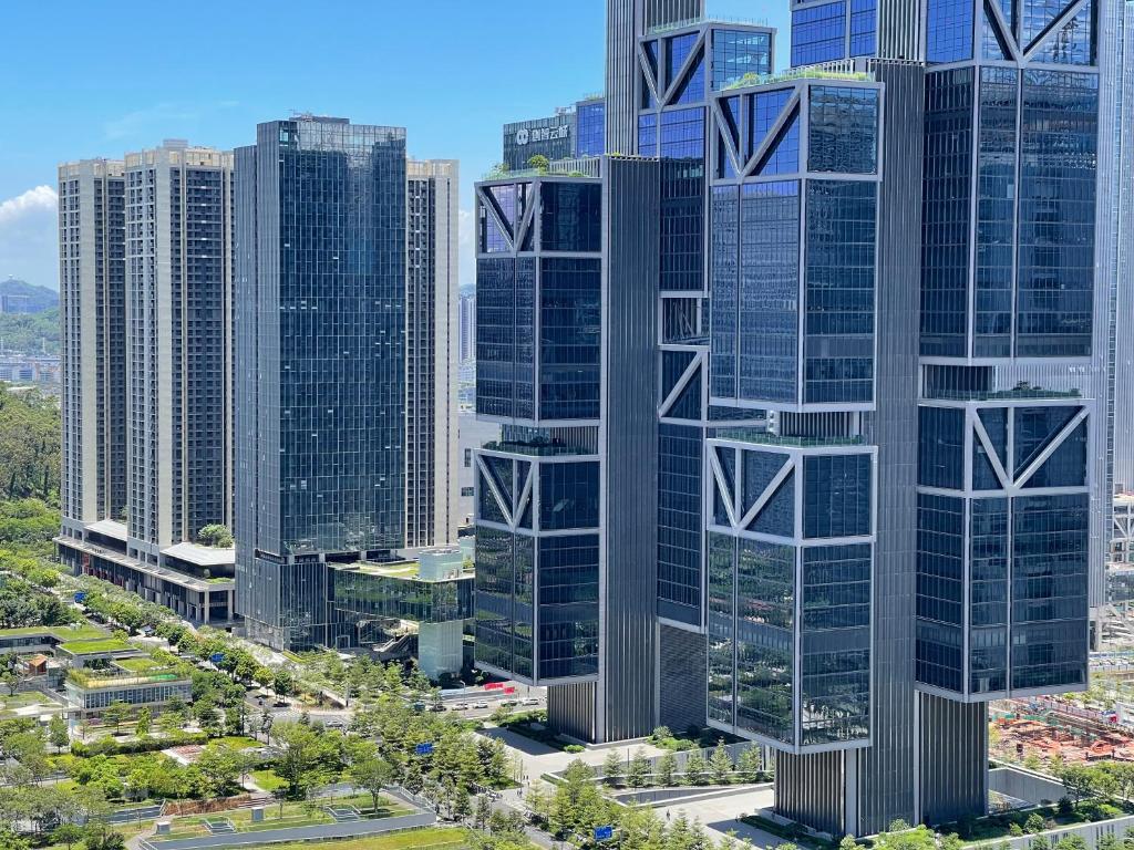 um grupo de arranha-céus altos numa cidade em Canopy Executive Apartments - Liuxian Cave Headquarters em Shenzhen