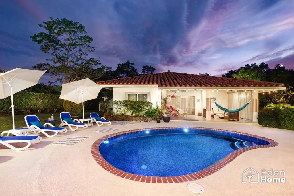 - une piscine avec des chaises et une maison dans l'établissement The Dream of Playa Coronado, à Playa Coronado