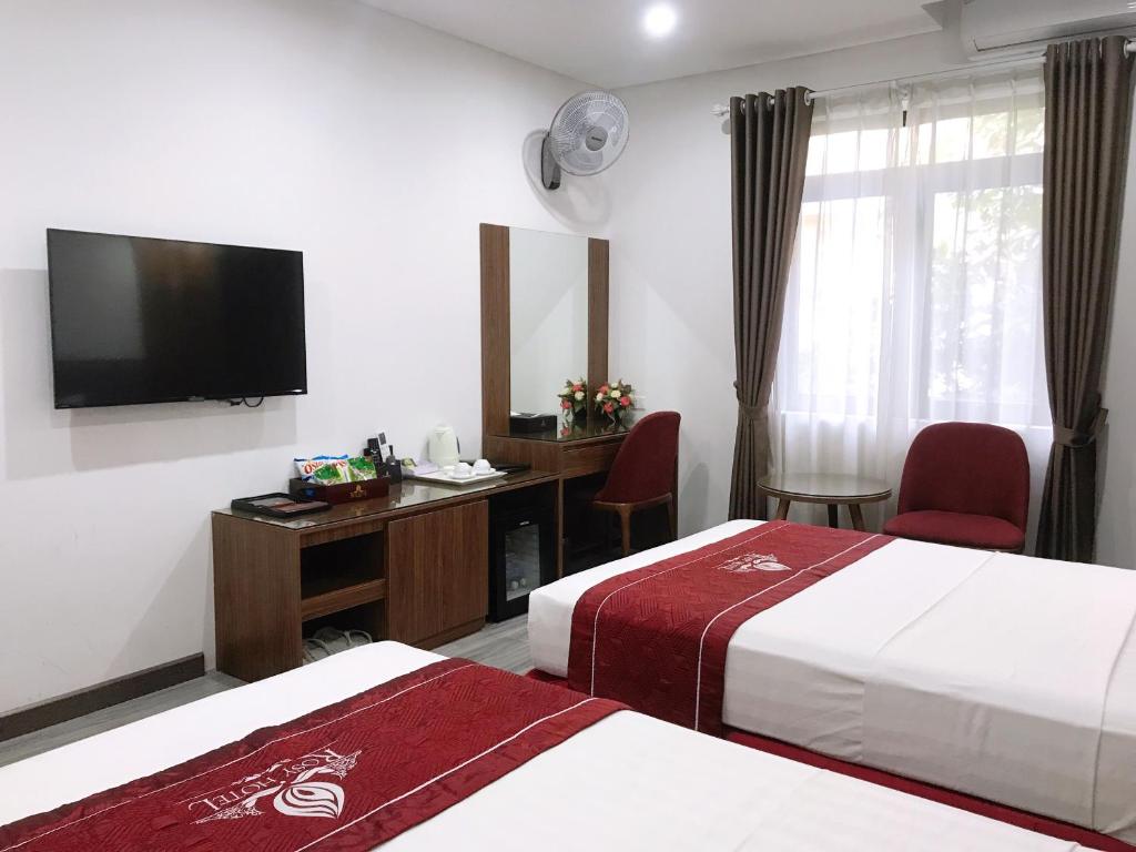 Postel nebo postele na pokoji v ubytování Rosy Hotel Dương Nội