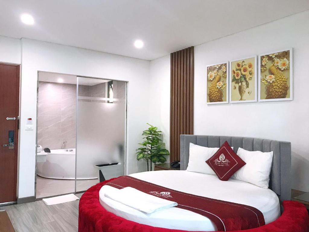 Postel nebo postele na pokoji v ubytování Rosy Hotel Dương Nội