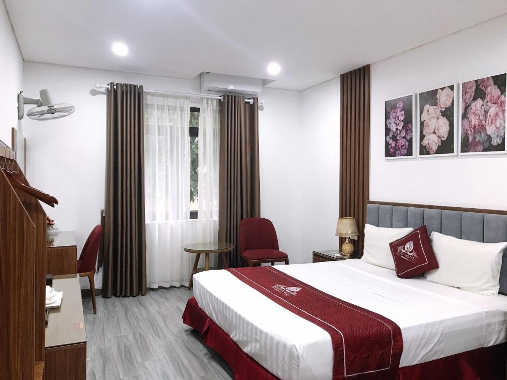 Postel nebo postele na pokoji v ubytování Rosy Hotel Dương Nội