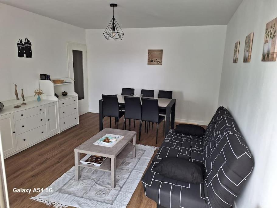 un salon avec un canapé et une table dans l'établissement Appartement Chez A.S.Y., à Guérande