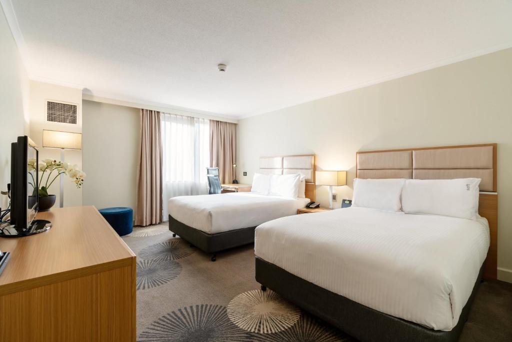 Postel nebo postele na pokoji v ubytování Holiday Inn Parramatta by IHG