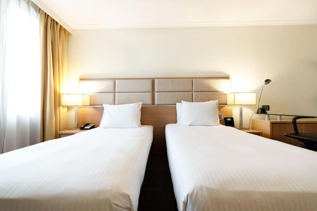 Postel nebo postele na pokoji v ubytování Holiday Inn Parramatta by IHG
