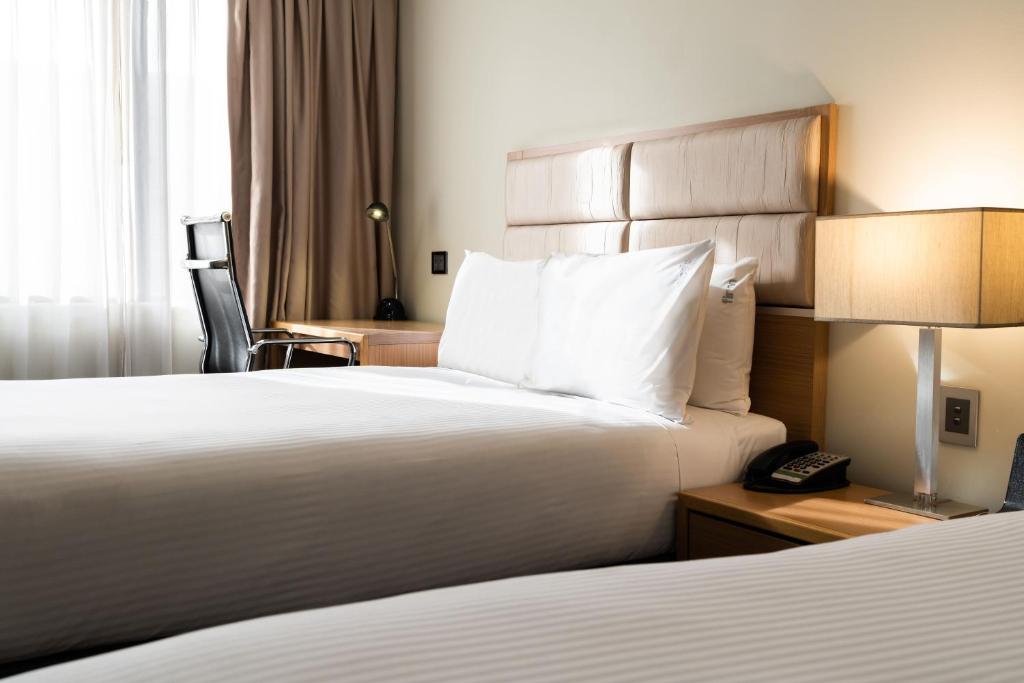 Postel nebo postele na pokoji v ubytování Holiday Inn Parramatta by IHG