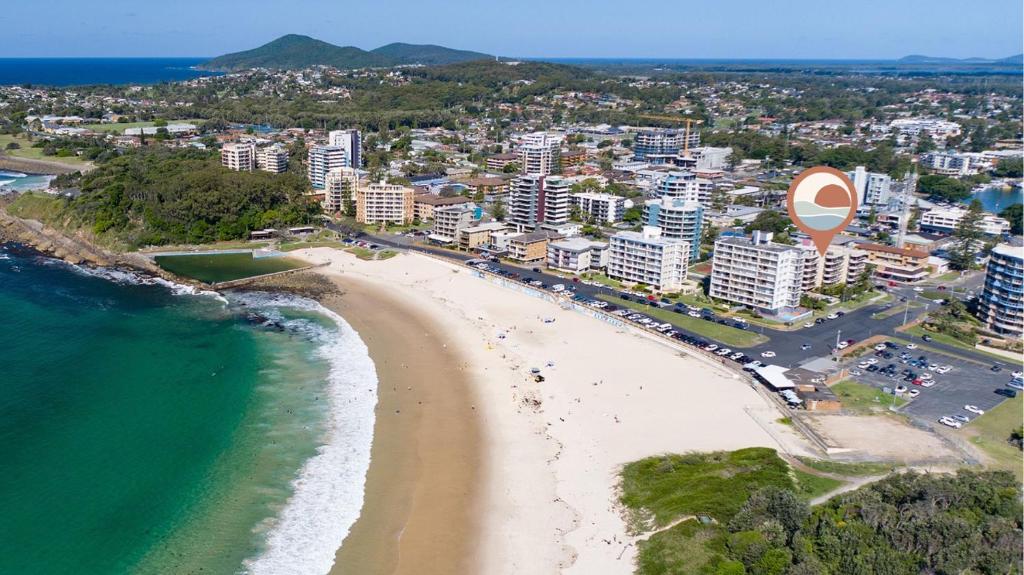 una vista aerea di una spiaggia di fronte a una città di Sandbar 302 - linen not included a Forster