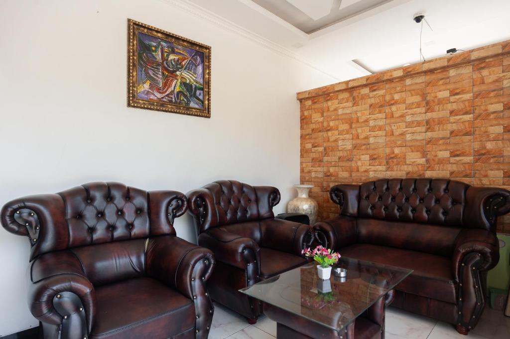Posezení v ubytování Urbanview Resort Syariah Khansa Cisarua Puncak by RedDoorz