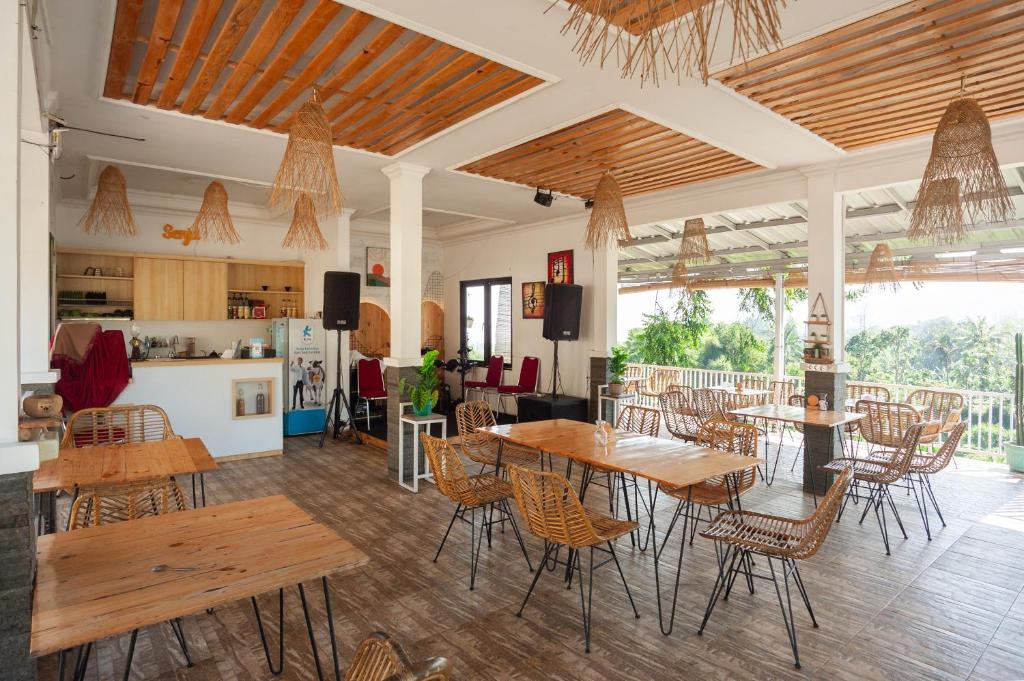 Posezení v ubytování Urbanview Resort Syariah Khansa Cisarua Puncak by RedDoorz