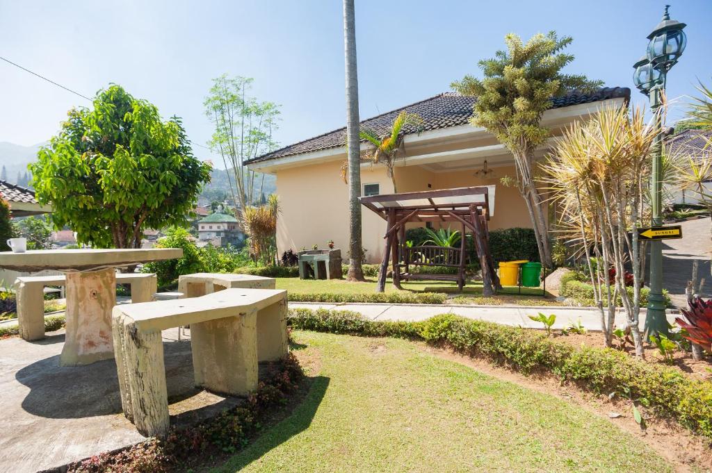 Zahrada ubytování Urbanview Resort Syariah Khansa Cisarua Puncak by RedDoorz
