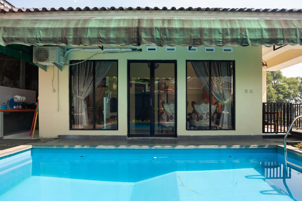 Bazén v ubytování Urbanview Resort Syariah Khansa Cisarua Puncak by RedDoorz nebo v jeho okolí