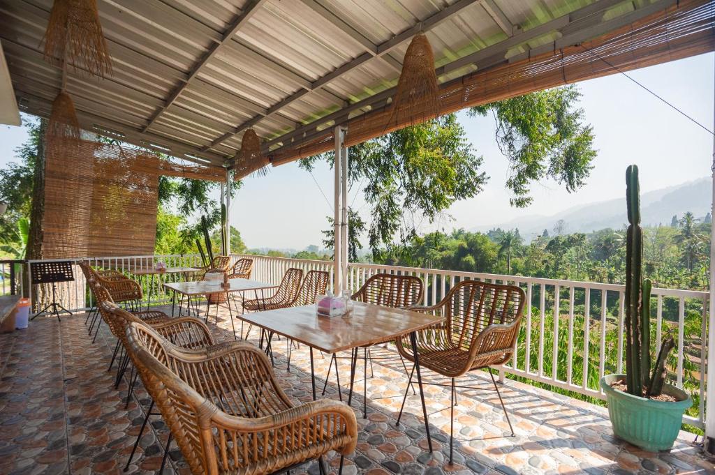 Balkón nebo terasa v ubytování Urbanview Resort Syariah Khansa Cisarua Puncak by RedDoorz