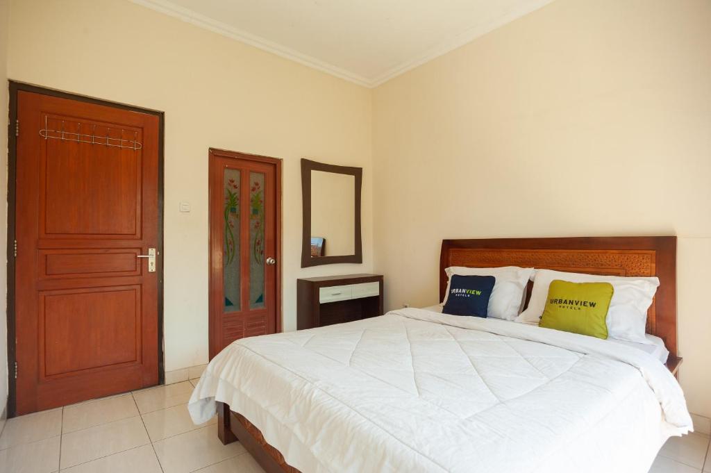 Postel nebo postele na pokoji v ubytování Urbanview Resort Syariah Khansa Cisarua Puncak by RedDoorz