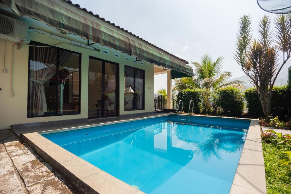 Bazén v ubytování Urbanview Resort Syariah Khansa Cisarua Puncak by RedDoorz nebo v jeho okolí