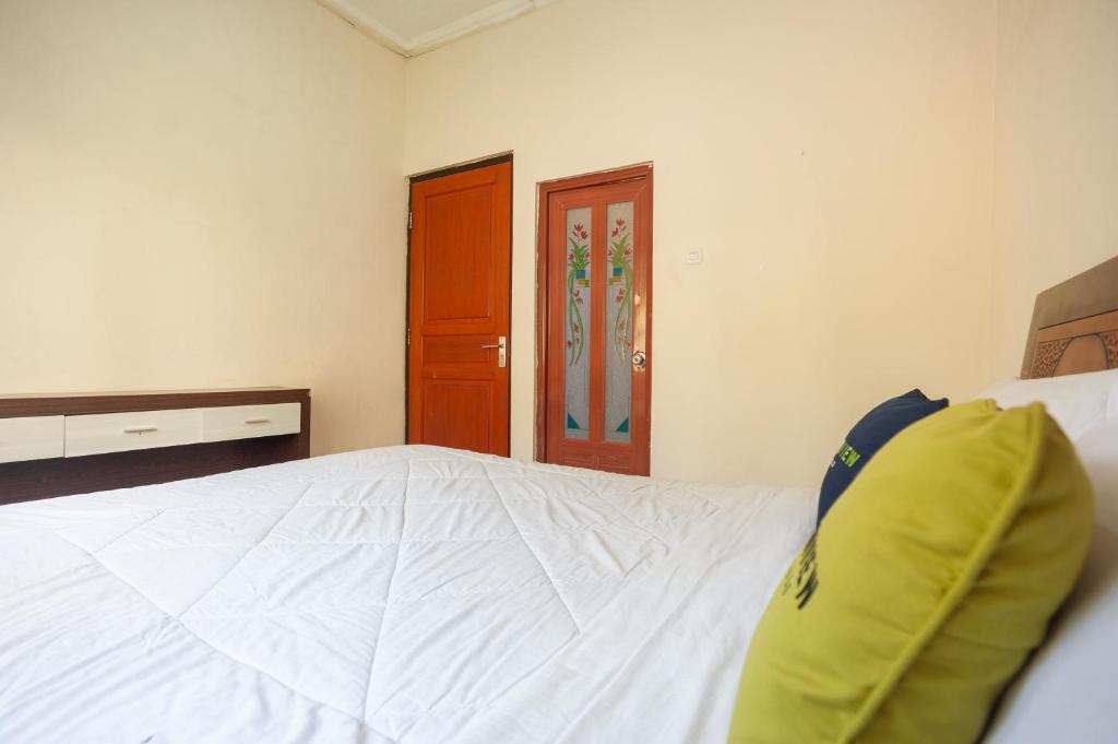 Postel nebo postele na pokoji v ubytování Urbanview Resort Syariah Khansa Cisarua Puncak by RedDoorz