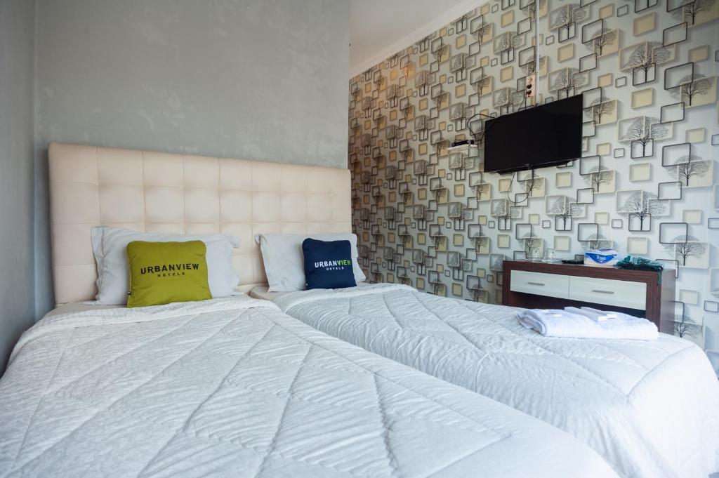 Postel nebo postele na pokoji v ubytování Urbanview Resort Syariah Khansa Cisarua Puncak by RedDoorz