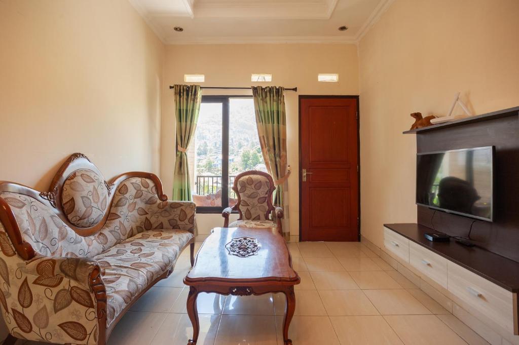 TV a/nebo společenská místnost v ubytování Urbanview Resort Syariah Khansa Cisarua Puncak by RedDoorz
