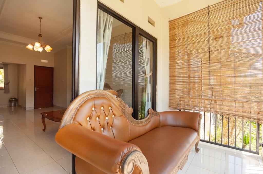 Posezení v ubytování Urbanview Resort Syariah Khansa Cisarua Puncak by RedDoorz