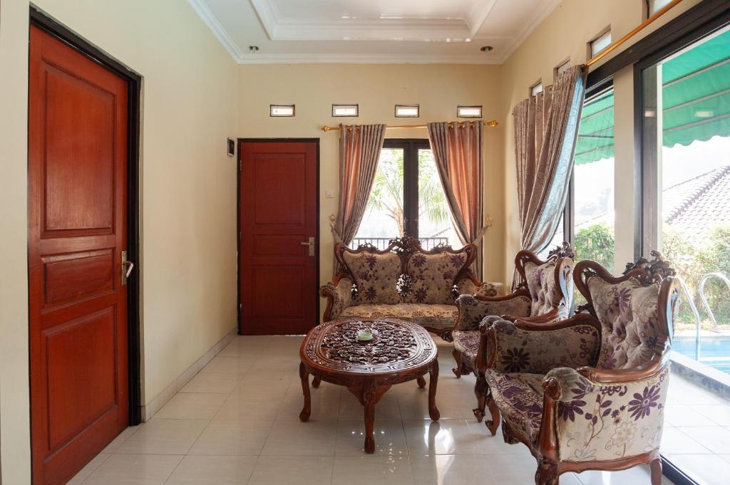 Posezení v ubytování Urbanview Resort Syariah Khansa Cisarua Puncak by RedDoorz